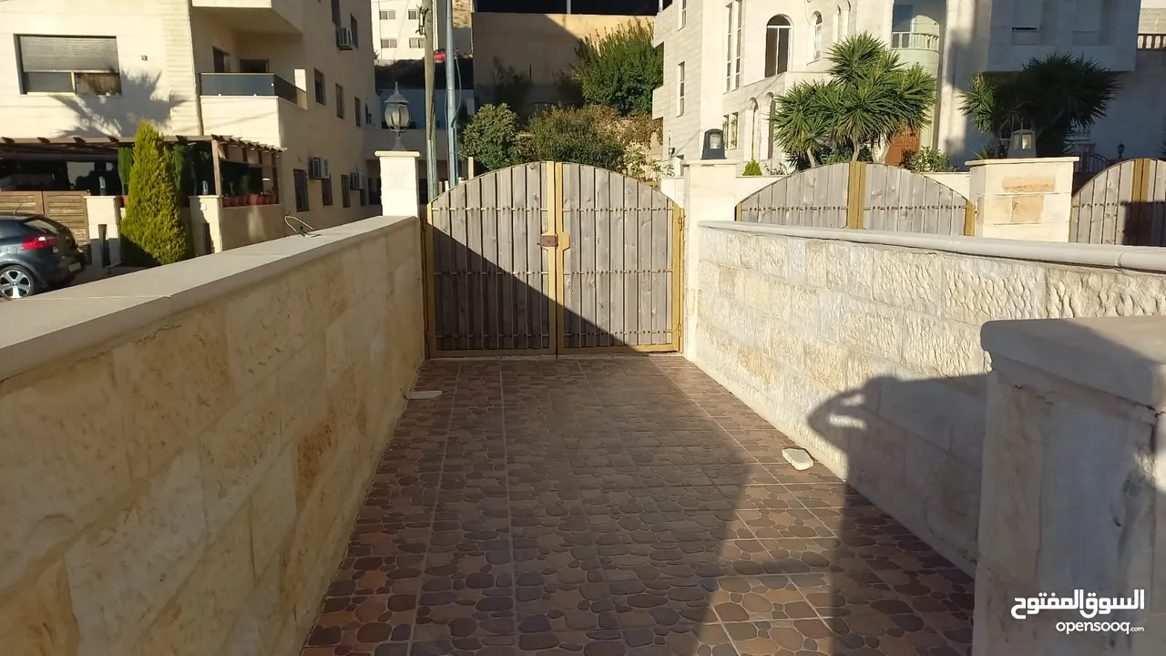 شقة شبه ارضي بحال الوكالة للبيع في مرج الحمام قرب قصر الامير محمد بسعر مغري