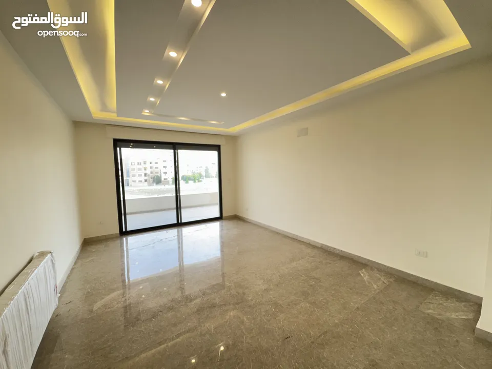 شقة مميزة طابق اول مساحة 214 م بتشطيبات مميزة باجمل مناطق رجم عميش مع بلكونات بنظام ترسات