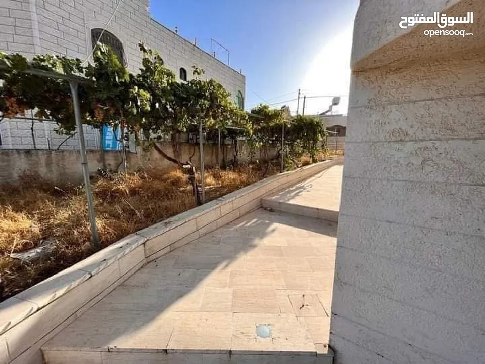 بيت مستقل ڤيلا جانبية مميزة للبيع في بني نعيم قضاء الخليل وعليه اطلالة جميلة جدا وفي منطقة مرتفعة