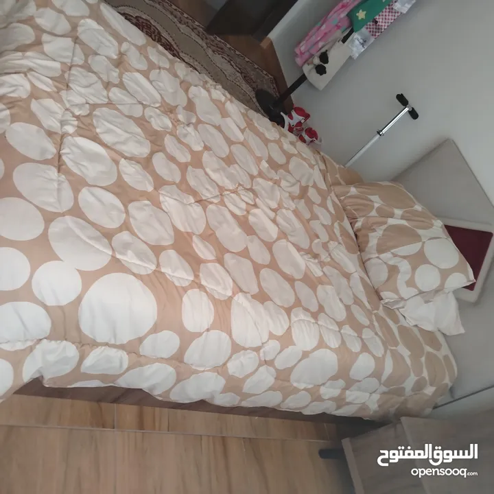 تخت للبيع مستعمل مع الفرشه