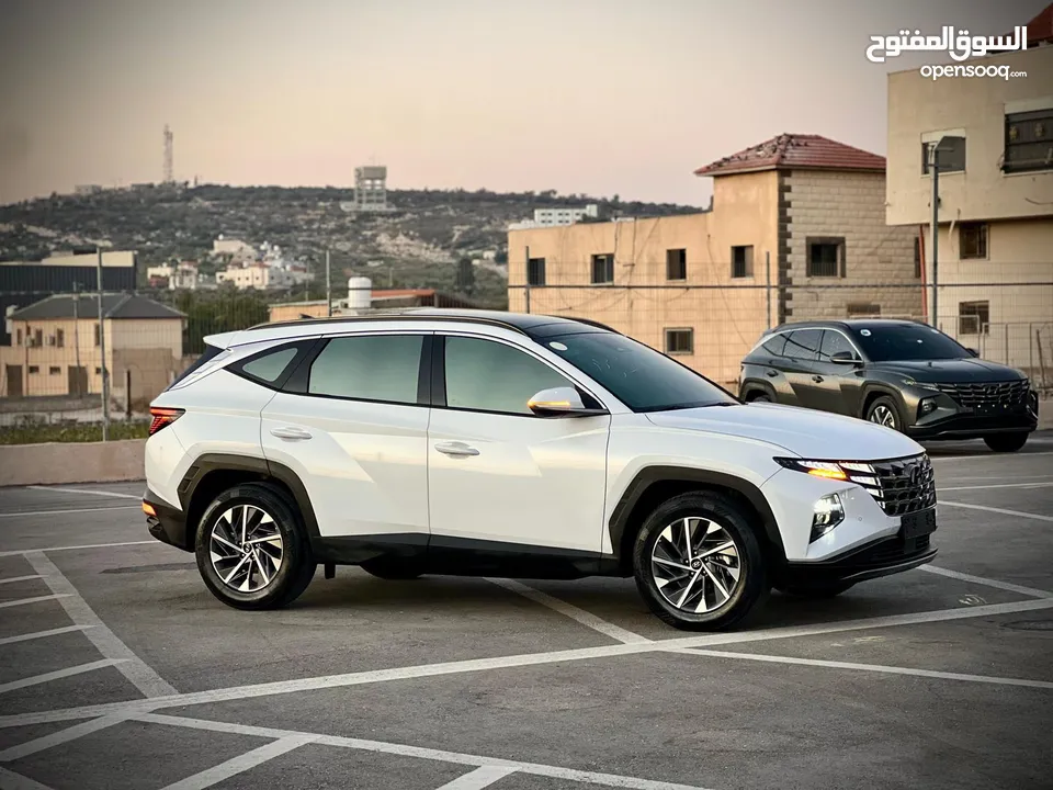 هونداي توسان 2023/ فل الفل فتحة سقف بانوراما  2x4 ///240Hp بنزين + كهرباء  ( Haybrid) 1600cc