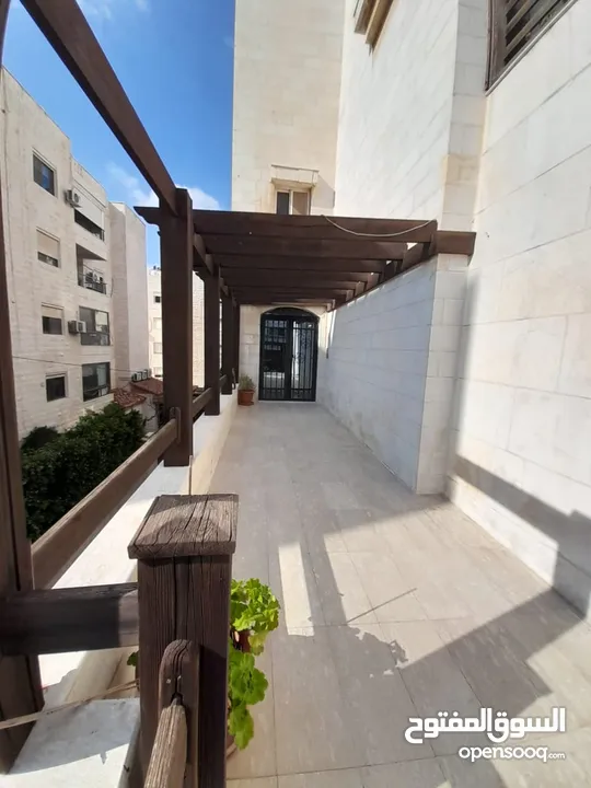 شقة طابقيه ( معلقه مستوى الشارع ) فارغة في دير غبار للبيع  ref : 14182