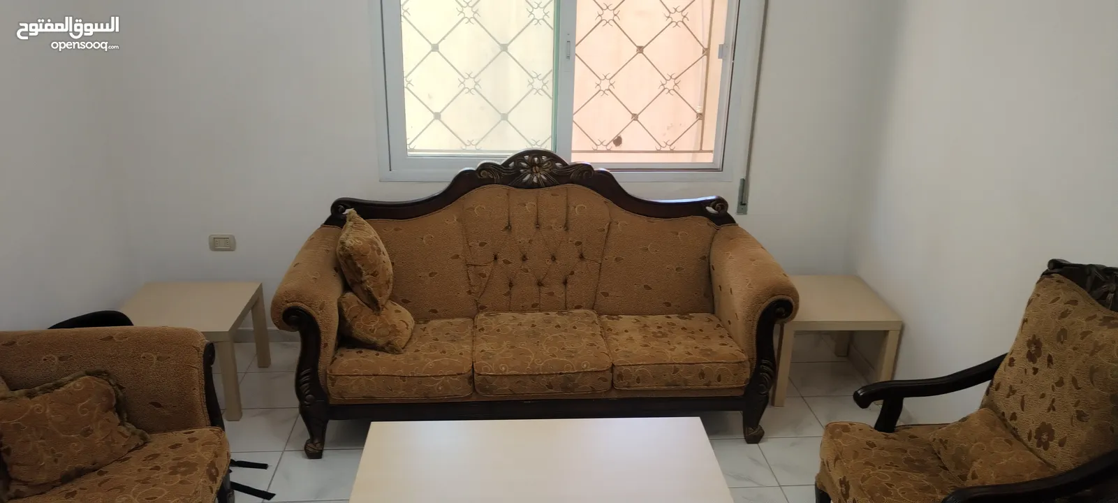 طقم كنب نوع خشب ثقيل مع طاولات  للبيع بسعر ممتاز  للبيع بداعي السفر