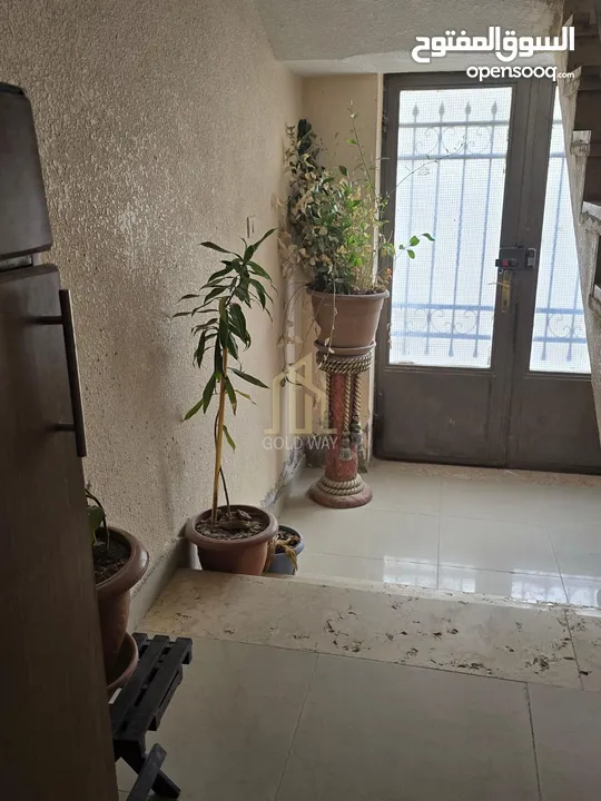 في موقع مميز في البنيات منزل فاخر للبيع من ثلاث طوابق بسعر مغري جدا / ref 9481