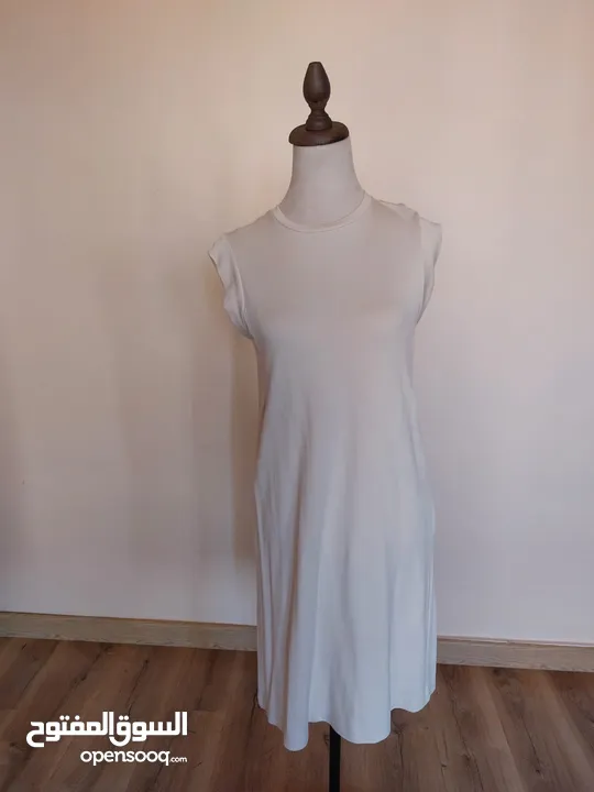 عدة فساتين جديدة و ماركات اسعارها من 10-12 دينار.