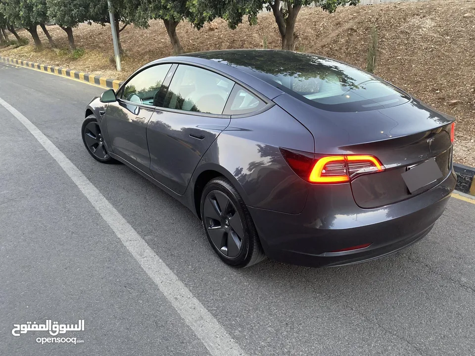 Tesla Model 3  موديل 2023 جمرك جديد  فحص أوتوسكور B+ بدفعة لا تقل عن 10 الاف دينار