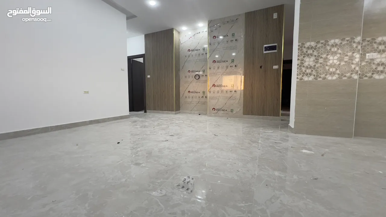 شقق طابقيه ارضيه  جديده فاخره في الزرقاء الجديده شارع الونك ( الكرامه )