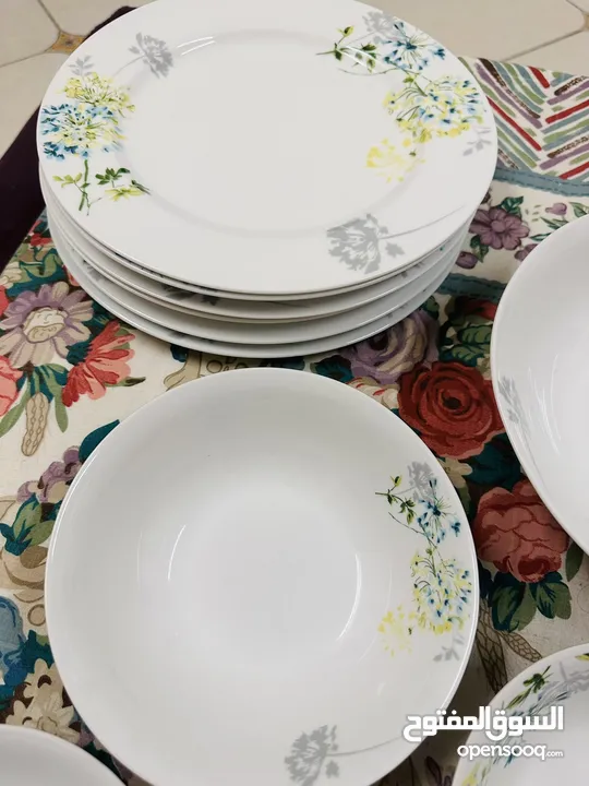 Homebox ceramic dinner set six bowls ,1 serving bowls,6 quatre plate,6 serving plates