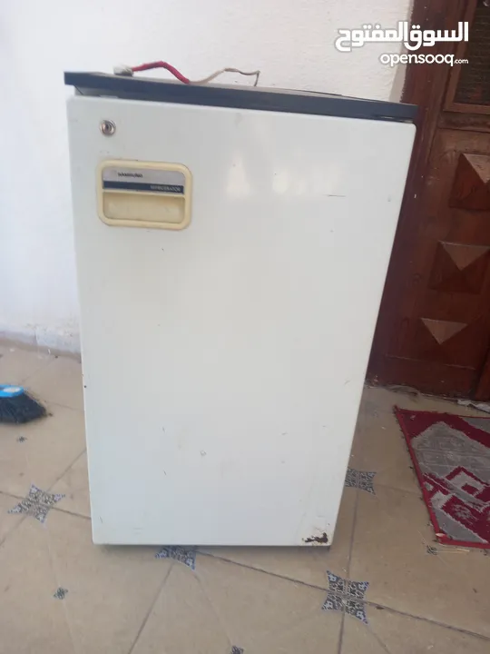 ثلاجة مكتبية نوع سامسونج بحالة ممتازه