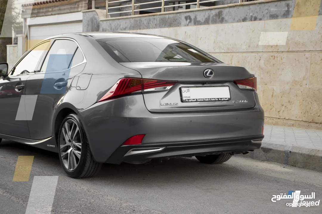 Lexus IS300H 2018 - للبيع