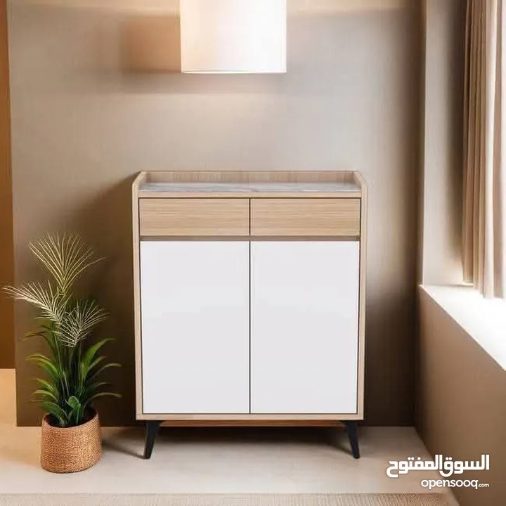 خزانة مودرن بستايل أوروبي راقـي تصميم خشبي راقي بلون بيج فاتح مع أبواب سادة بلون سكري أنيق