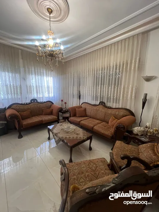 طقم كنب  خشب زان مكون من 7مقاعد  نظيف جدا بسعر مناسب