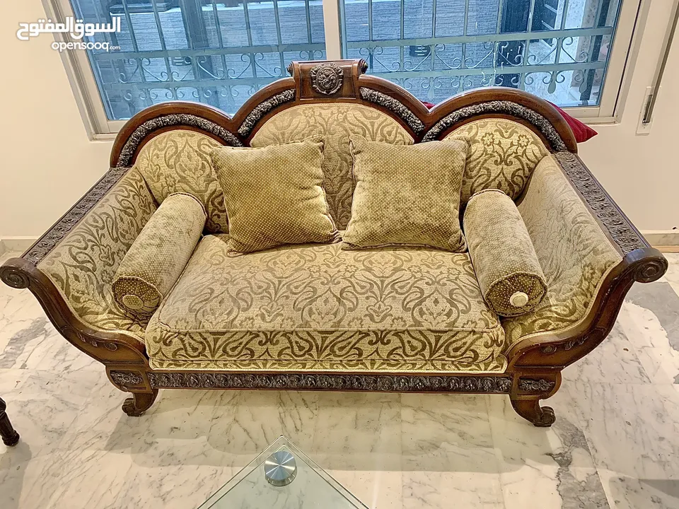 للبيع المستعجل لأعلى سعر بسبب السفر كنب 7 مقاعد / طاولة وسط سيكوريت متحركة / طاولة تلفزيون خشب