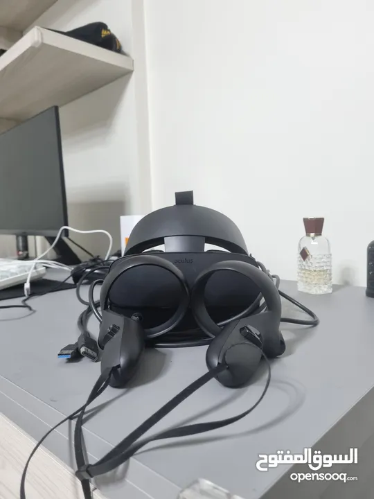 Oculus Rift S with both controllers