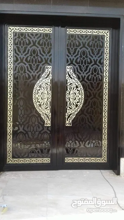 باب حديد لليزر