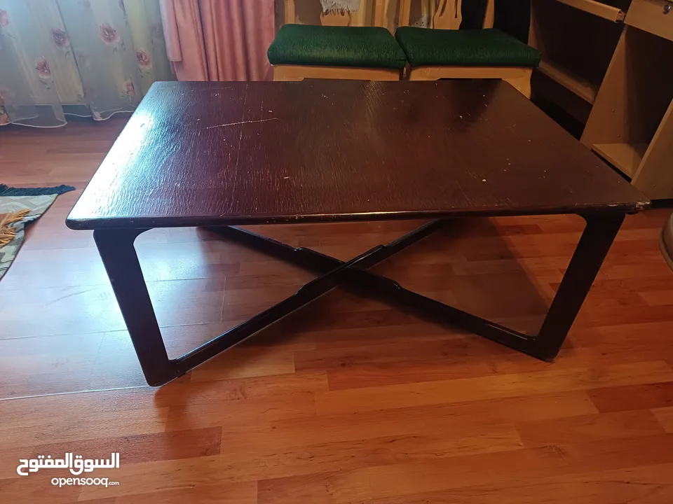 طاولة لون عنابي مع 4 كراسي خشب تفصيل