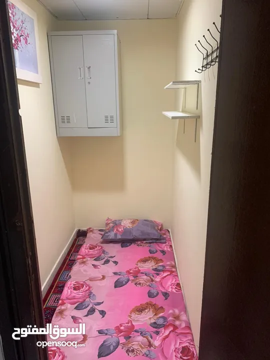 غرفة صغيرة للايجار لسيدة في شقة كلها سكن بنات فقط في النادي السياحي قرب ابوظبي مول