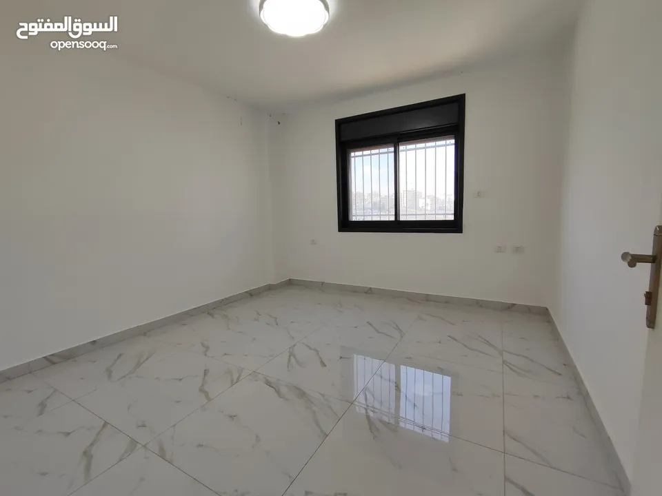 شقة حديثة مع ترس غير مفروشة للايجار بين الماصيون ورافات