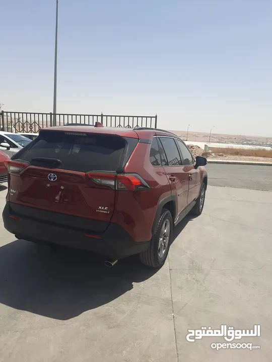 تويوتا راف فور XLE موديل 2022 لون خمري داخل جلد اسود عداد قليل