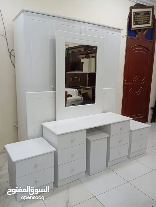 good condition queen size bed room set available for sell
