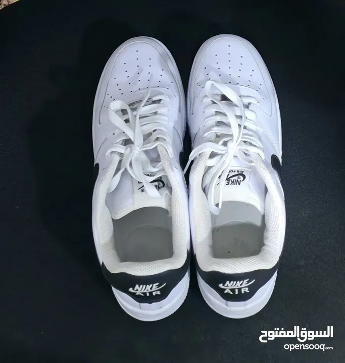 NIKE AIRFORCE 1 BLACK AND WHITE, REALLY GOOD CONDITION AND BARELY WORN