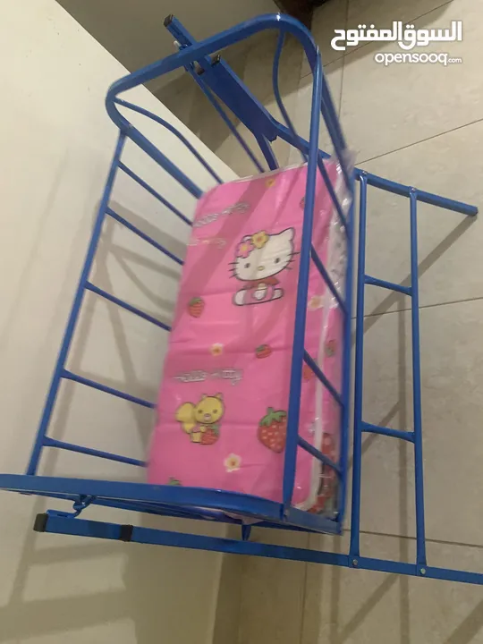 سرير اطفال مع فرشة ( استخدام بسيط جدا حوالي شهرين)