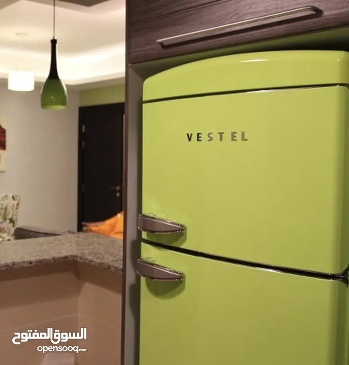 ثلاجة فيستل التركية بشكل كلاسيك مستعملة كالجديدة باللون الأخضر الفسفوري Vestel