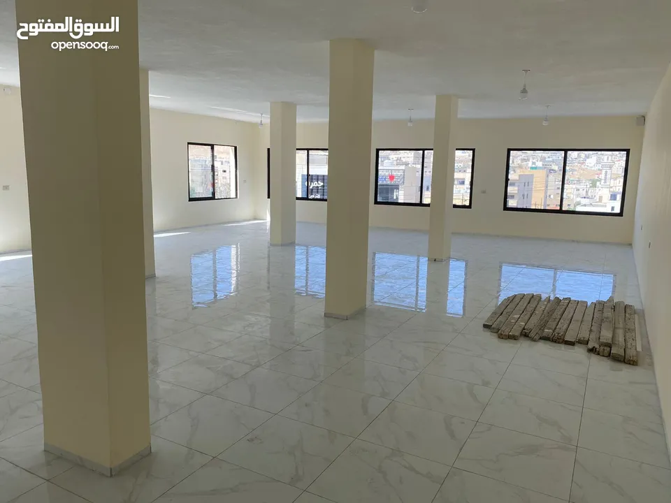 مجمع تجاري جديد للايجار على الشارع الرئيسي و تشطيب ممتاز