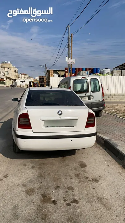سكودا للبيع مكسور عليها سنتين والماتور بدو تسجيل...20000