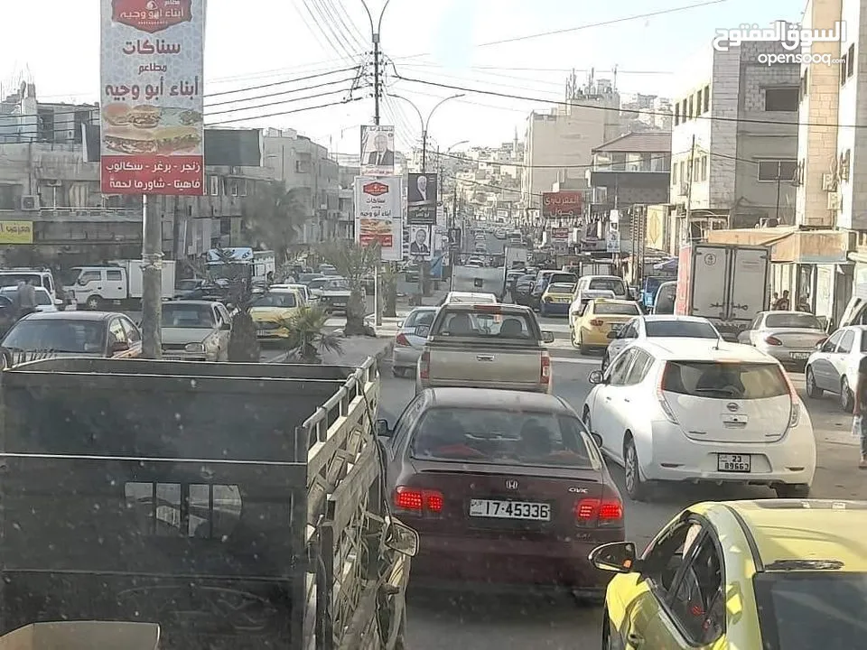مجمع تجاري للإيجار بدون خلو في موقع مميز في الزرقاء حي معصوم الشارع الرئيسي جوار دوار معصوم