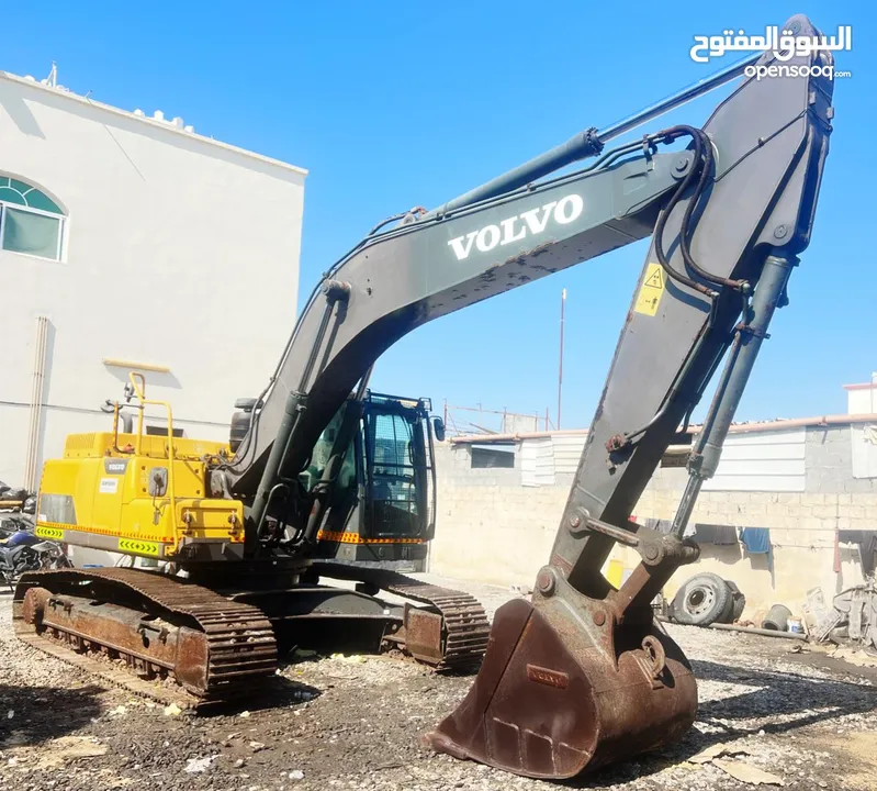 حفار فولفو للايجار مقاس 250 Volvo excavator for rent