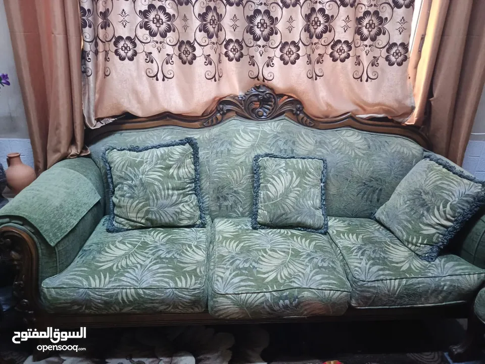 طقم كنب 8 مقاعد  للبيع موجود برصيفه قشاك اسود اصلي مافيه كحوت او ضربات بصلاه ع نبي