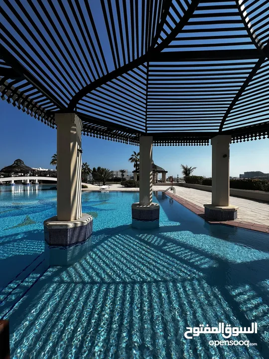 للبيع العاجل شقة مجددة 3 غرف + غرفة خادمة دخول مباشر للشاطئ