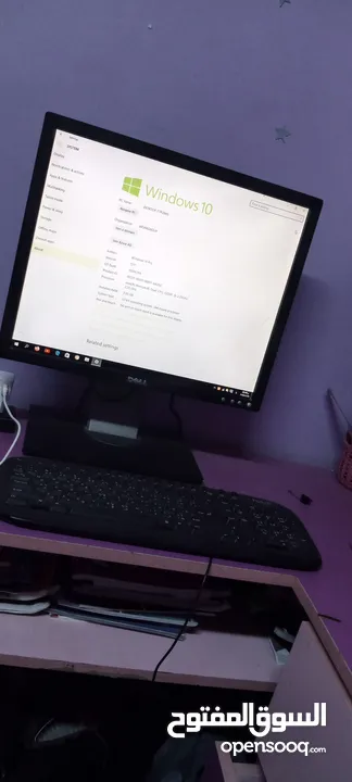 كمبيوتر مع اغراضه