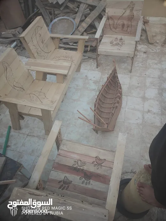 بيع الكراسي والطاولات والسفن الخشبيه بالطلب