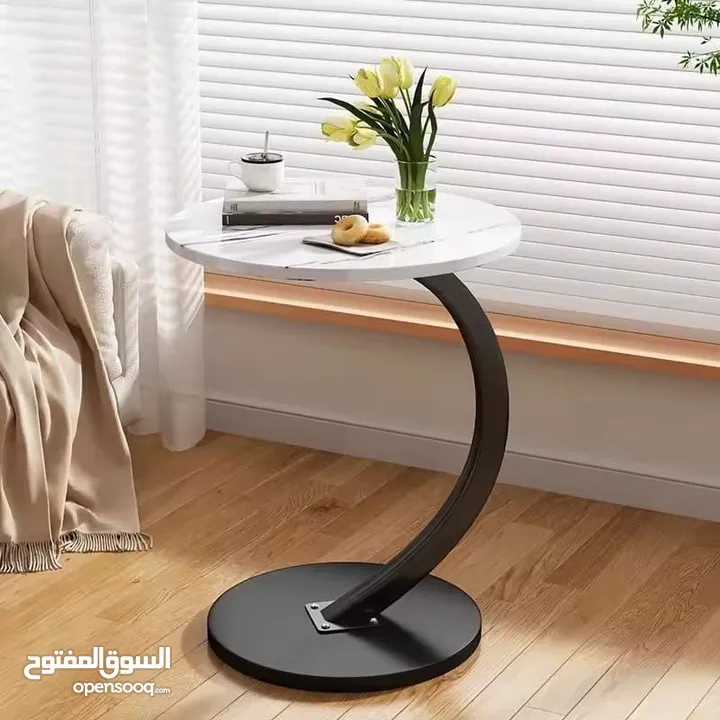 طاولة جانبية مستديرة على شكل حرف C: