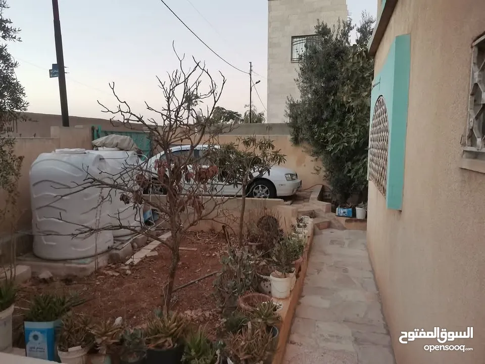 شقتين على قطعة الأرض 700متر مربع مساحة الواحدة 150 مكونه من أربع غرف وصاله و مطبخ نظام أمريكي رسبشن