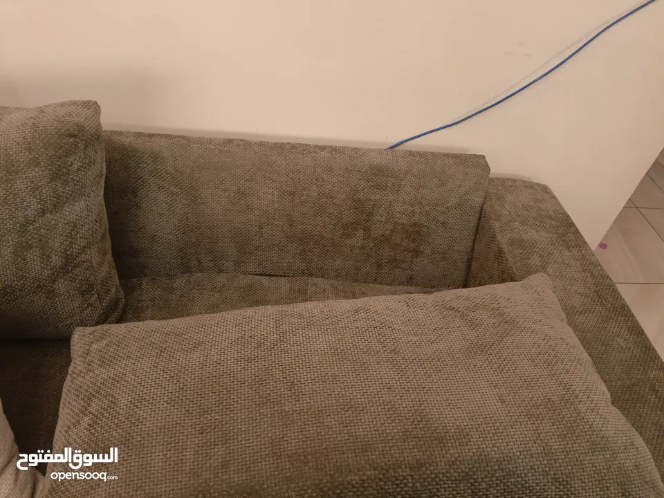كنب تفصيل 8 مقاعد مريح جداً ولونه رائع وبحالة الوكالة