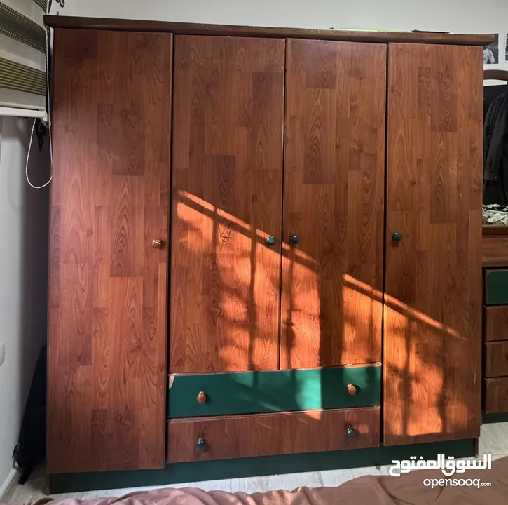 غرفة نوم شبابية سريرين للبيع بحالة جيدة