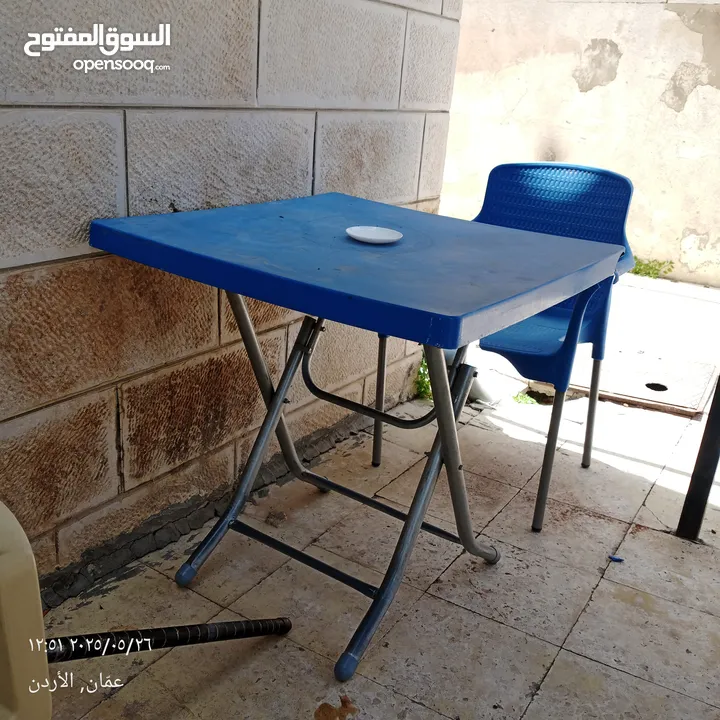 طاوله لون ازرق طوي مع كراسي عدد اثنين واحد منهم مكسور الطاوله و الكرسي الآخر بحاله ممتازه