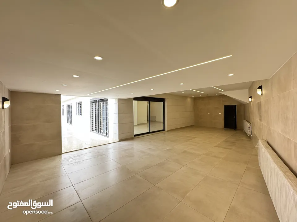 شقة مميزة طابق شبه ارضي مساحة 221م وخارجي 262م باجمل مناطق رجم عميش - طريق المطار