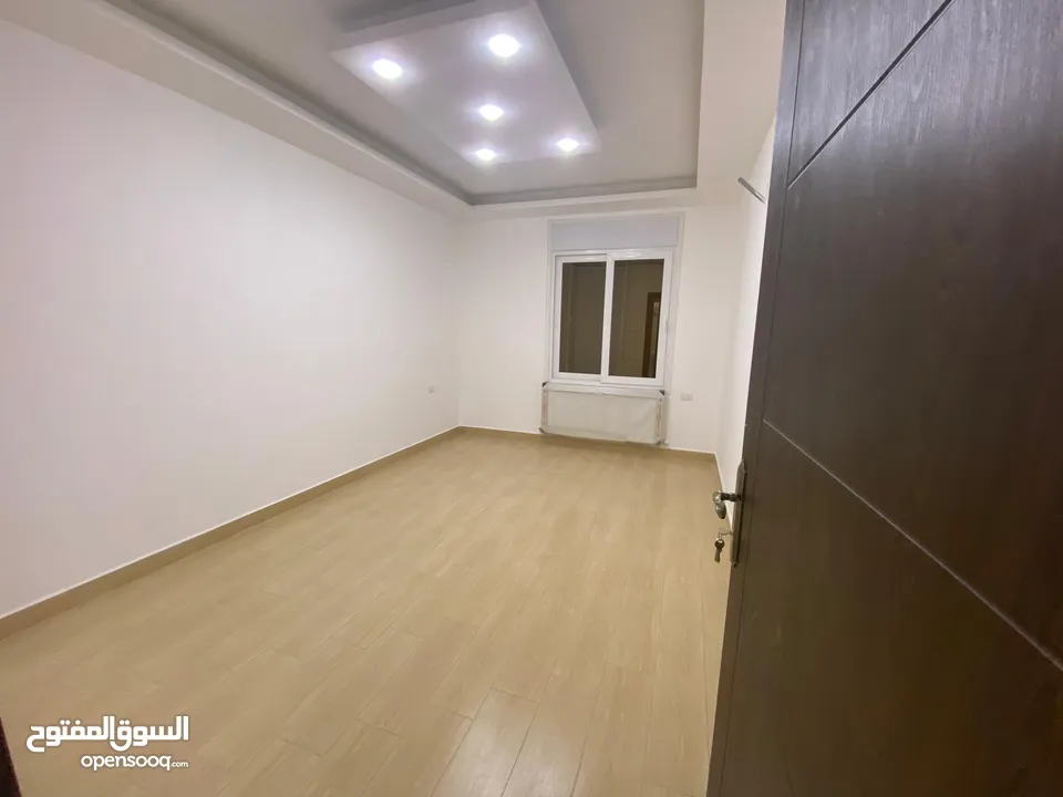 شقة مع روف للبيع مع تدفئة غاز ومواصفات ديلوكس (آخر شقة في الاسكان)