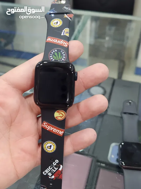 Apple watch se2 بحالة ممتازة بسعر مميز