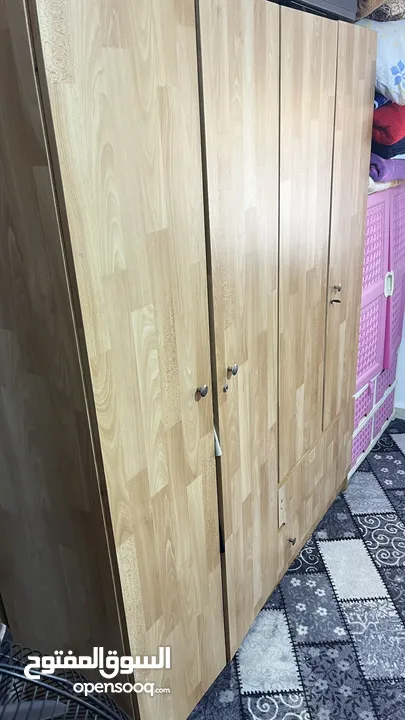 تخت مجوز (كنج) معهم لوحين خشب وسلمين + تخت مفرد ونص + خزانة 4 أبواب بحالة جيداً جداً