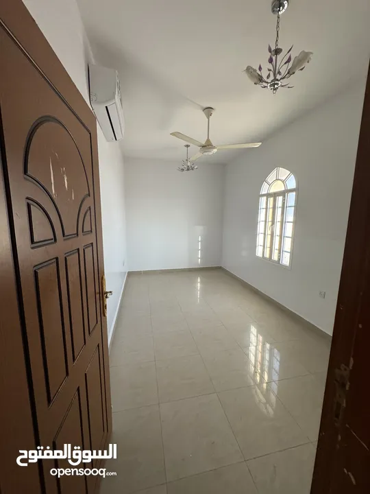 شقة عائلية للإيجار في الموالح الجنوبية بموقع مميز  Spacious Family Apartment for Rent in Al Mawaleh