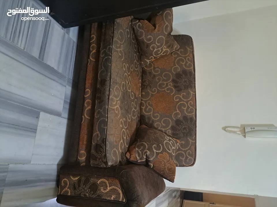 طقم كنب صوفيات للبيع عبارة عن ثنائية عدد2 وثنائية عدد1 للبيع بسبب الرحيل بحالة جيدة للاستفسار 07885