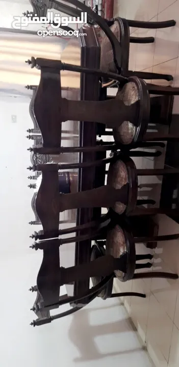 كنب وغرفة سفرة مع سجاد ومكنسة كهرباء  للبيع بداعي السفر