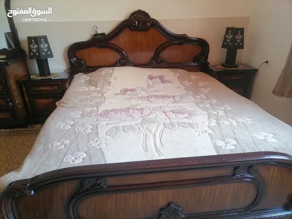 غرفة نوم وطقم كنب مع البرادي ومايكرويف بسعر جيد