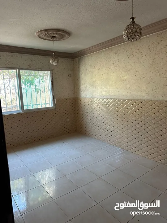 شقه من فيلا(غير مفروشة )للايجار طابق اول ب 360 ويوجد شقة صغيره طابق ارضي مدخل مستقل (غير مفروشة)150د