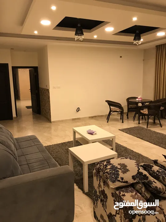 شقه فارغه للايجار ضاحيه الرشيد مكونه من 5 غرف نوم - مطبخين- مدخل خاص  سوبر ديلوكس للايجار